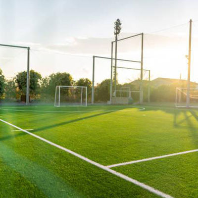 سعر جيد مضاد للأشعة فوق البنفسجية عشب اصطناعي مزيف ، عشب تنس صناعي 15 ملم ارتفاع كومة متصل