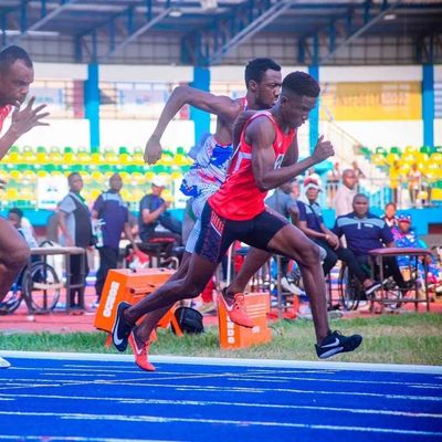 مسار جري رياضي مُجهز مسبقًا بسماكة 9-15 ملم وعمر خدمة طويل وألوان قابلة للتخصيص