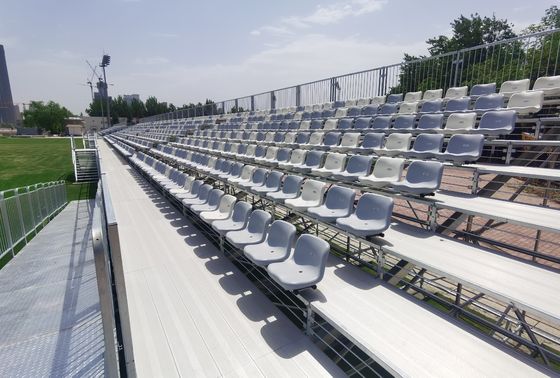 سعر جيد العشب الاصطناعي الأخضر المعبأ على المنصات 8000-22000 كثافة للعشب منخفض الصيانة متصل