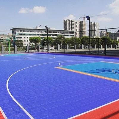 سعر جيد تخصيص اللون PP البلاط الأرضيات الرياضية للملاعب الرياضية في الهواء الطلق متصل