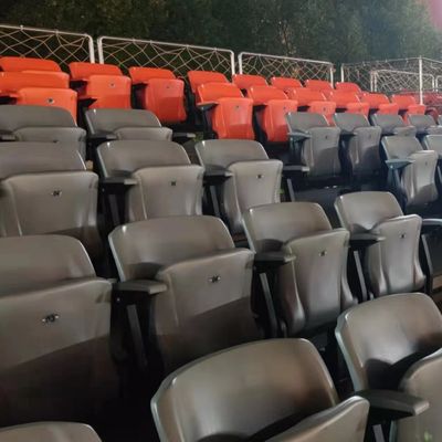 مقاعد ملعب بلاستيكي ثابت مضاد للأشعة فوق البنفسجية لملعب كرة القدم في الهواء الطلق