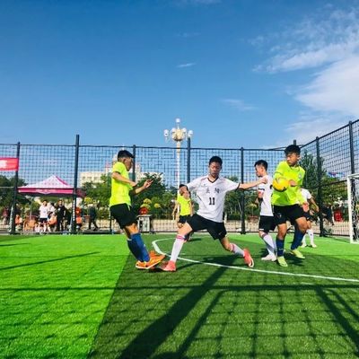 50mm الاصطناعية المتشابكة العشب الاصطناعي لملعب كرة القدم