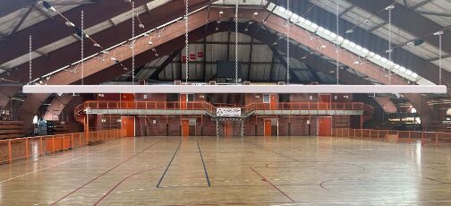 سعر جيد نظام التحكم الكهربائي التلقائي القاضي الستار القوة العالية النسيج اللون القابل للتخصيص للرياضة الداخلية متصل